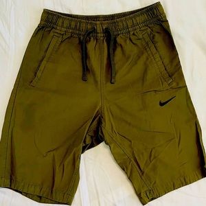 Nike Runnin/‎ Workout Shorts Six 30” Green